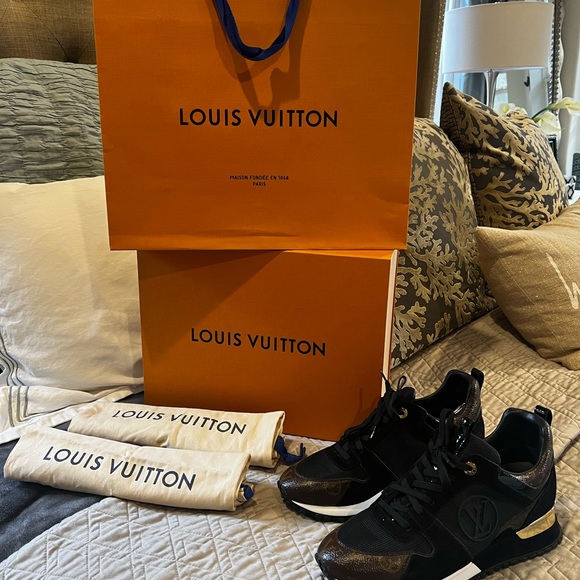 SOLD!!! ❤️❤️❤️LOOK. @@@ Authentic Louis Vuitton Black Runaway Sneakers @@@❤️❤️❤️ - Picture 4 of 16